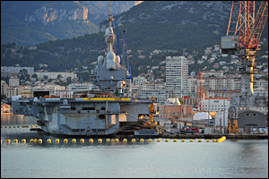 20/06/15 - TOULON - VAR - FRANCE - La Rade de Toulon et son port militaire. Indisponible jusqu'en 2016, le porte avion nucleaire Charles de Gaulle est en cours de refonte pour la somme de plus de 1 milliards d euros - Photo Jerome CHABANNE